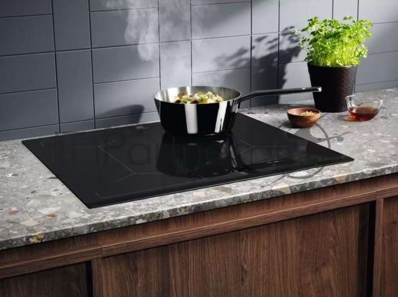 Индукционная варочная поверхность Electrolux EIS6648 черный