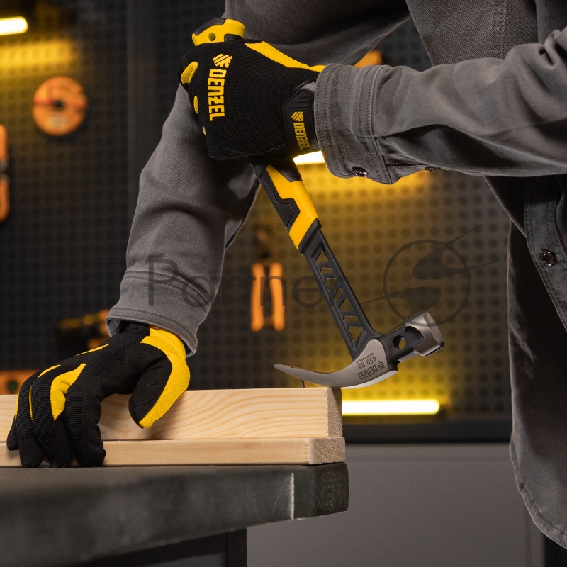 Молоток-гвоздодёр,450 г, цельнокованый,боек с магнитом, двухкомп. обрезин. рук-ка // Denzel