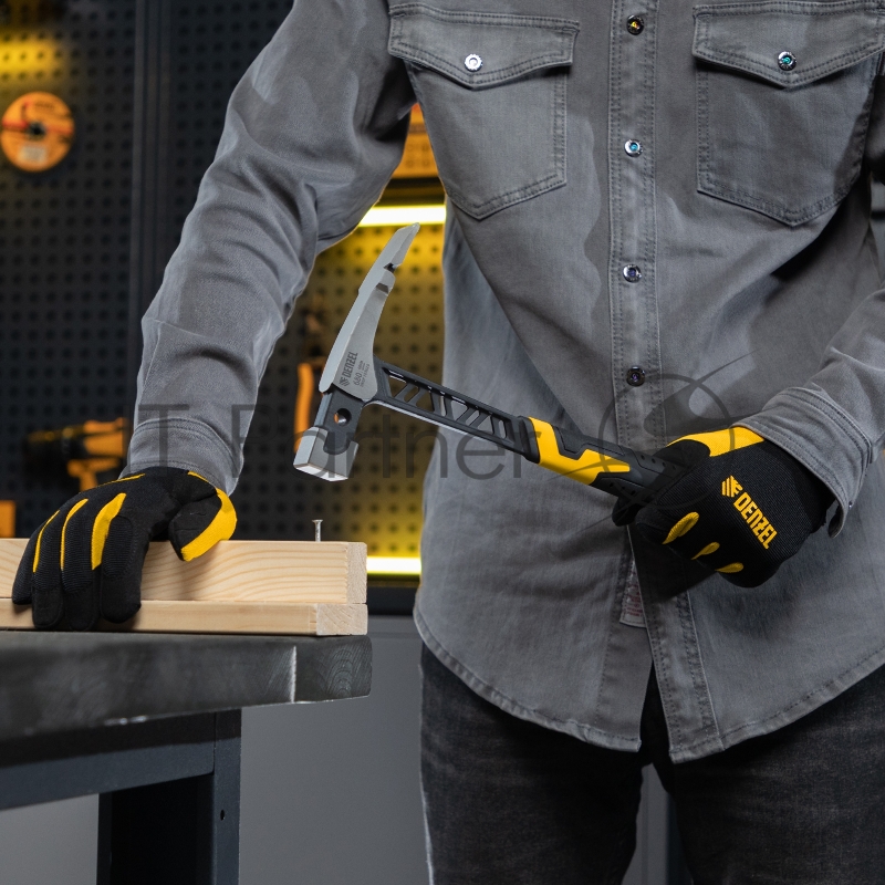 Молоток каменщика, 680 г, цельнокованый, двухкомпонентная обрезиненная рукоятка // Denzel