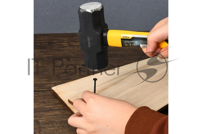 Кувалда Deli DL447003 1,36кг, рукоятка из высокопрочного стекловолокна