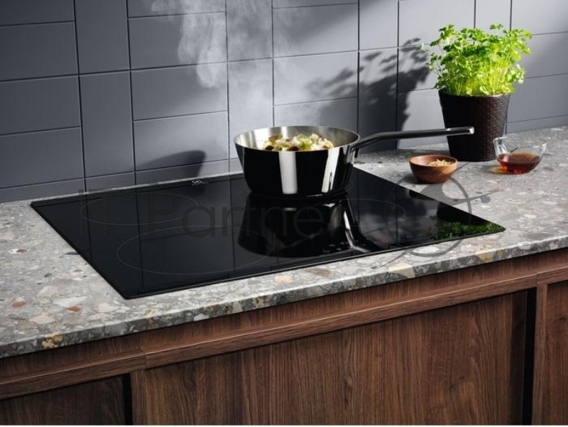 Индукционная варочная поверхность Electrolux LIR60430 черный