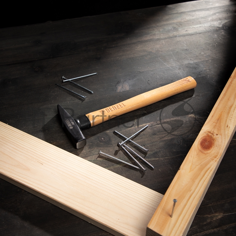 Молоток слесарный, 300 г, кованый квадратный боек, буковая рукоятка// Denzel