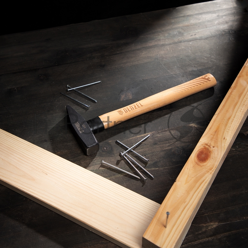 Молоток слесарный, 600 г, кованый квадратный боек, буковая рукоятка// Denzel