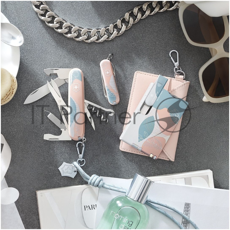 Нож перочинный Victorinox Classic SD Paris Style (0.6223.E221) 58мм 7функц. розовый подар.коробка