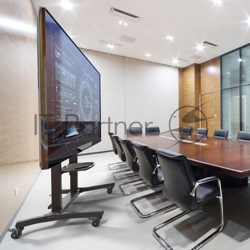 Мобильная стойка МОТОРИЗОВАННАЯ ONKRON на 1 ТВ/ 50-100 от 200х200 до 1000х600, макс нагр 130кг, 1 полка для AV, полка для камеры, кабель-канал, высота 1130-1600мм, черный