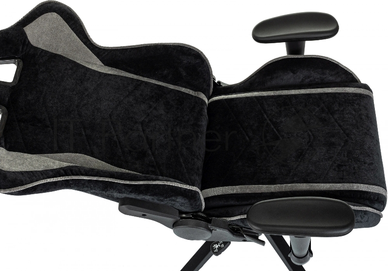 Кресло игровое Zombie Drift/F черный/серый крестов. пластик подст.для ног